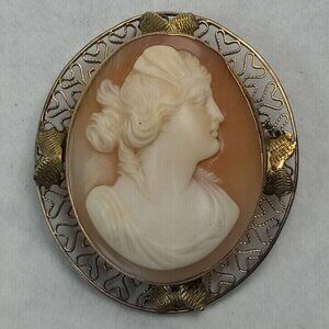 Antique 22k Yellow Gold Cameo Brooch with Heart Shaped Filigree Edges